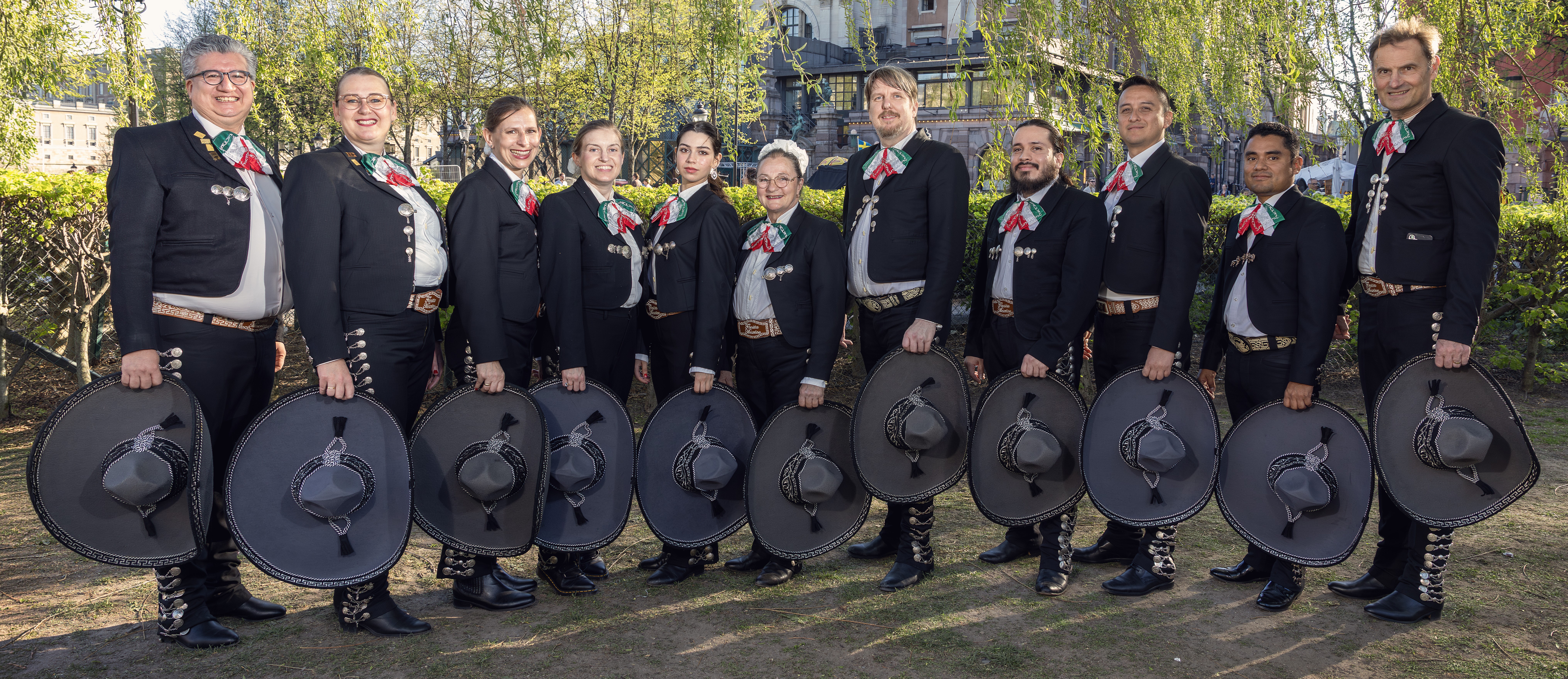 Mariachi Fiesta México — mariachiband i Stockholm med hela bandet i traditionella charro-dräkter